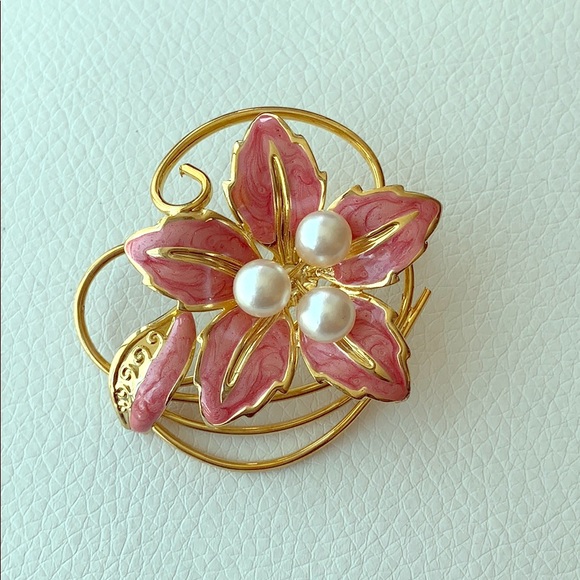 Jewelry - Vintage 18K gold plated/enamel brooch